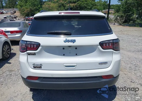 2022 Jeep Compass Latitude 4X4 z USA, uszkodzony, nr VIN 3C4NJDBB5NT143853